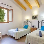 Mares 4 Bedroom Villa, Cala'n Forcat فيلة