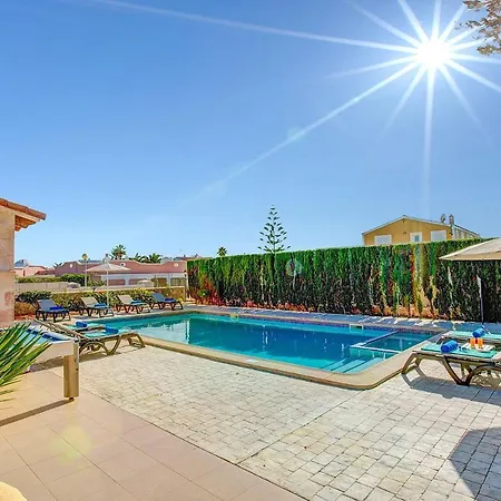 Mares 4 Bedroom Villa, Cala'n Forcat Кала-эн-Бланес