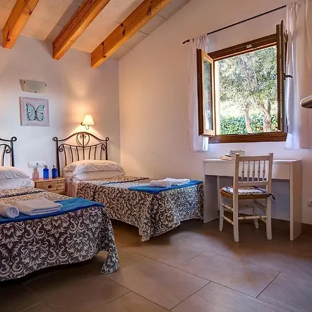 Mares 4 Bedroom Villa, Cala'n Forcat كالا إن بلانيس
