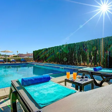 Mares 4 Bedroom Villa, Cala'n Forcat Вилла *