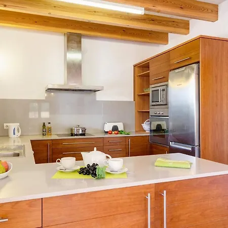 Mares 4 Bedroom Villa, Cala'n Forcat Кала-эн-Бланес